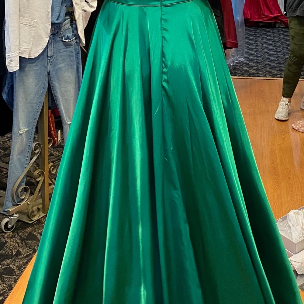 Sherri Hill Elegant Green One-Shoulder Dress - Picture 5 of 6